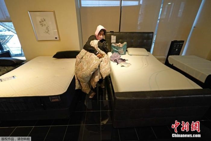 當?shù)貢r間2月17日，美國得州的一家畫廊兼家具店內(nèi)，大批民眾來此避寒取暖，其中不乏一些人帶著被子來過夜。美國近日遭遇極寒天氣侵襲，多地氣溫創(chuàng)近年新低，其中得州災情最嚴重，暴風雪導致電網(wǎng)在酷寒中癱瘓，約400萬居民家中長時間停電。美國國家氣象局表示，得州休斯敦等地的氣溫甚至比靠近北極圈的阿拉斯加還要低。
