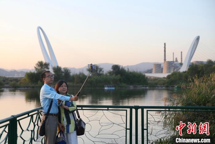 10月1日，北京冬奧公園內(nèi)的游客。　<a target='_blank' href='http://www.chinanews.com/'>中新社</a> 易海菲 攝