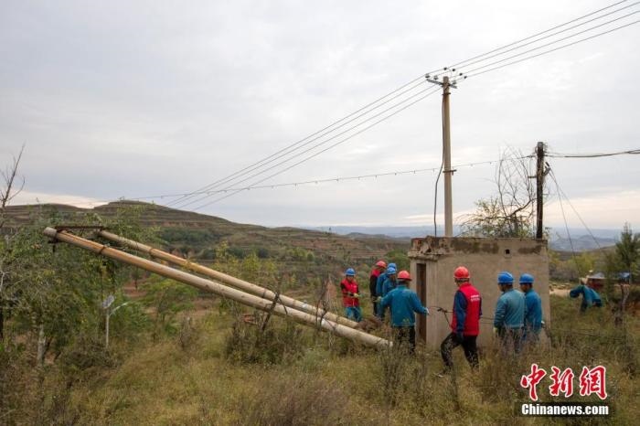 資料圖：10月11日，山西省靈石縣，電力工作人員在搶修電力設(shè)施。<a target='_blank' href='http://www.chinanews.com/'>中新社</a>記者 張?jiān)?攝 　