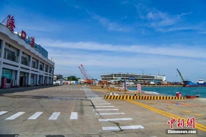 10月12日7時，受臺風“圓規(guī)”影響，?？谛潞８?、秀英港、鐵路南港停止作業(yè)，瓊州海峽再次停航。圖為海口秀英港碼頭。 <a target='_blank' href='http://www.chinanews.com/'>中新社</a>記者 駱云飛 攝