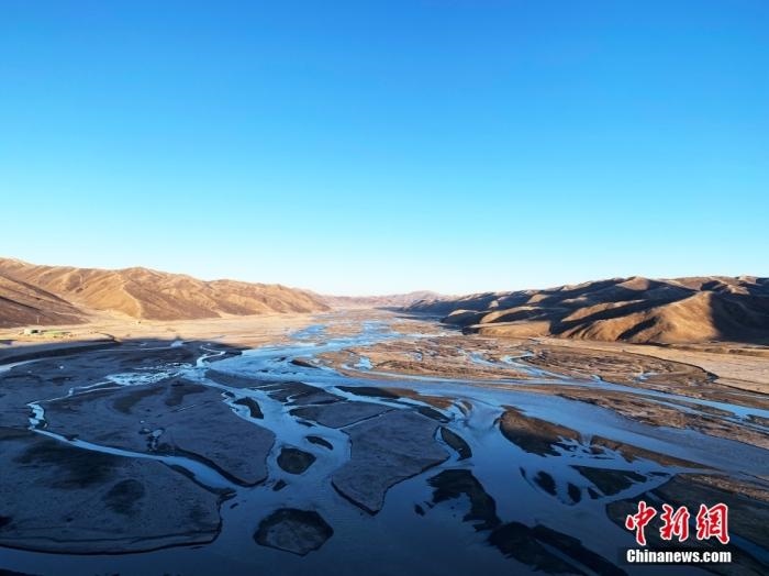 果洛州達(dá)日縣境內(nèi)的黃河。青海省果洛州地處三江源腹地，黃河在果洛境內(nèi)蜿蜒760公里，是“中華水塔”的重要組成部分和國(guó)家重要的生態(tài)安全屏障。<a target='_blank' href='http://www.chinanews.com/'>中新社</a>記者 孫睿 攝