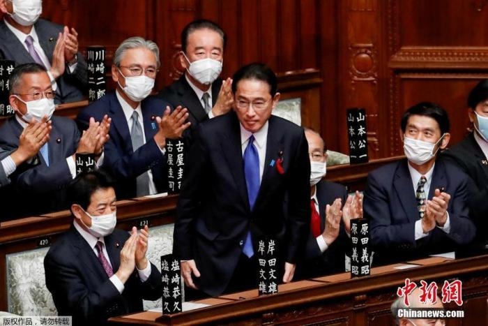 當(dāng)?shù)貢r(shí)間10月4日，日本自民黨總裁岸田文雄經(jīng)過(guò)眾院全體會(huì)議的首相指名選舉成為第100任首相。圖為岸田文雄（中）起身致謝。