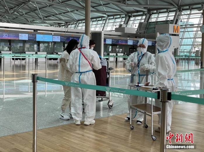 資料圖：韓國仁川國際機(jī)場工作人員嚴(yán)格執(zhí)行防疫措施。<a target='_blank' href='http://www.chinanews.com/'>中新社</a>記者 劉旭 攝　