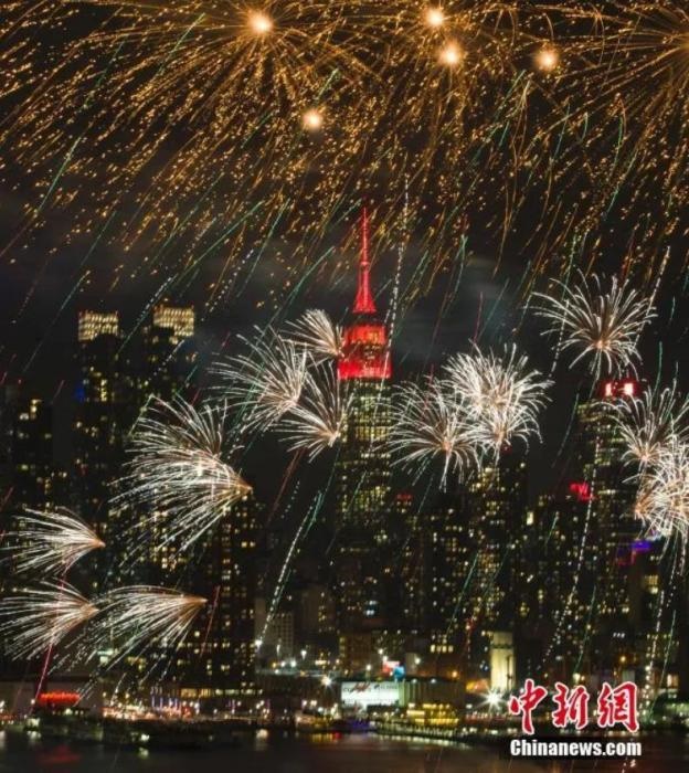 　　2018年，中國(guó)駐紐約總領(lǐng)事館前的哈德遜河上空燃放起焰火，慶祝中國(guó)狗年春節(jié)。