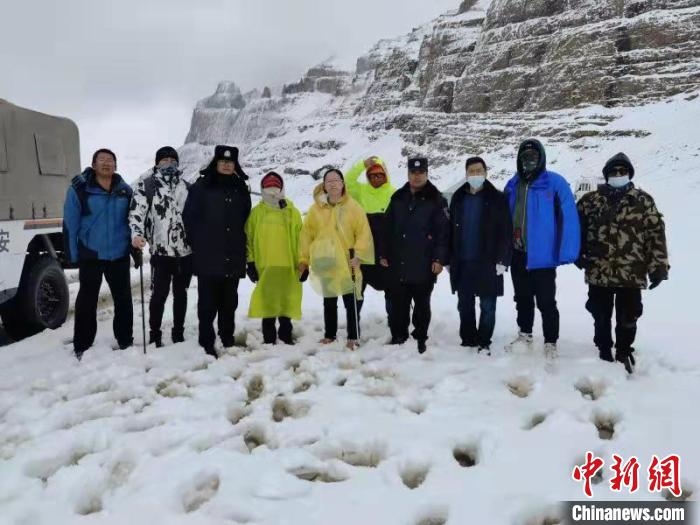 塔爾欽邊境派出所民警與被救游客合影?！“⒗镞吘彻芾碇ш?duì)供圖