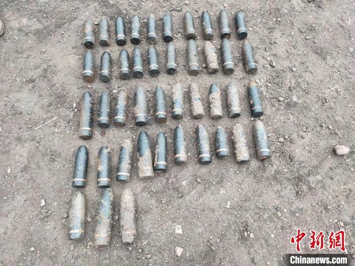 圖為發(fā)現(xiàn)的遺留炮彈?！√厝崭駱?攝