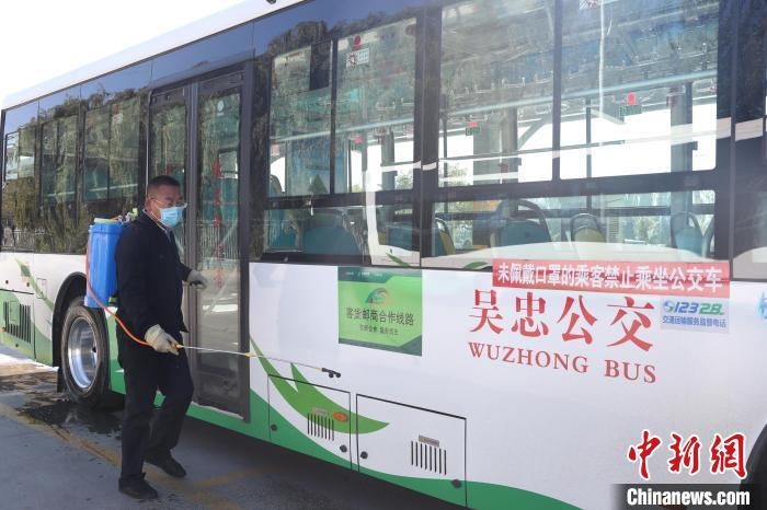 工作人員正在對公交車進行消殺?！∮诰?攝