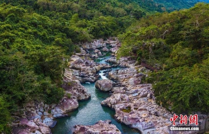 航拍海南呀諾達(dá)熱帶雨林景區(qū)，鳥瞰秀美山水、廣袤雨林。<a target='_blank' href='http://www.chinanews.com/'>中新社</a>記者 駱云飛 攝