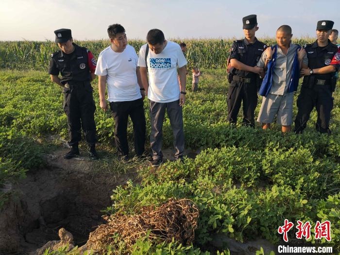 資料圖：犯罪嫌疑人辨認(rèn)作案現(xiàn)場?！〖蜗榭h公安局供圖