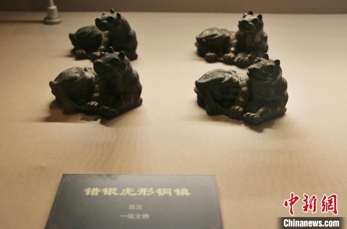 一級文物錯(cuò)銀虎形銅鎮(zhèn)?！≮w曉 攝
