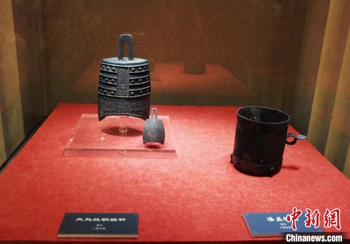 二級文物西漢鳳鳥紋銅編鐘、漆蓋銅卮?！≮w曉 攝