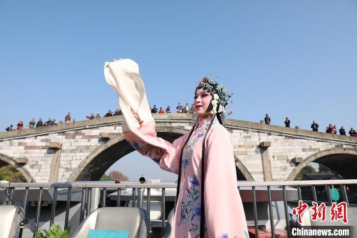 2019京杭對(duì)話的大運(yùn)河京杭雅集活動(dòng)中，浙江昆劇團(tuán)國(guó)家一級(jí)演員楊崑在中國(guó)大運(yùn)河(杭州段)上進(jìn)行表演?！⌒燔?攝 攝