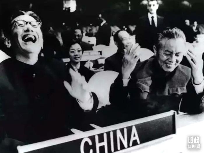 △1971年11月15日，以外交部副部長喬冠華(左一)為團(tuán)長、黃華(右一)為副團(tuán)長的中國代表團(tuán)，首次出現(xiàn)在聯(lián)合國大會上。(資料圖)