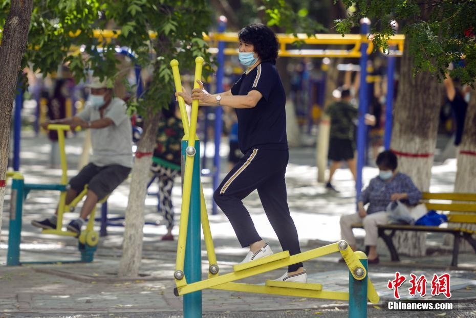 市民在體育公園利用公共健身器械鍛煉身體。 <a target='_blank' href='http://www.chinanews.com/'>中新社</a>記者 劉新 攝