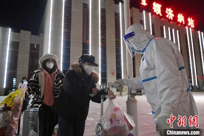 圖為滯留游客被有序轉(zhuǎn)運至低風(fēng)險地區(qū)?！⊥趵?攝