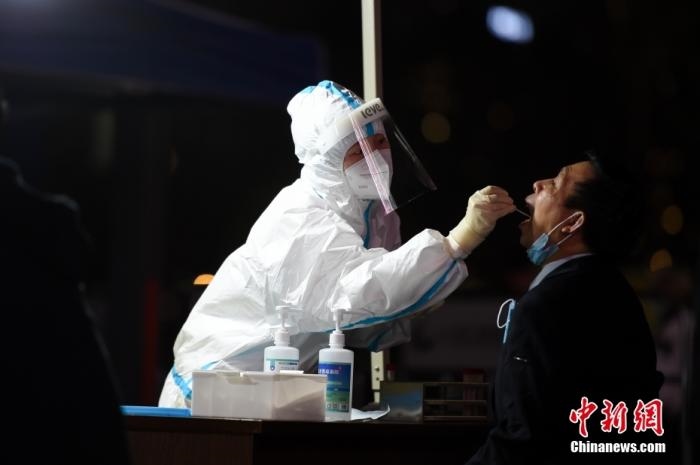 醫(yī)護(hù)人員為居民做核酸檢測(cè)。 <a target='_blank' href='http://www.chinanews.com/'>中新社</a>記者 何蓬磊 攝