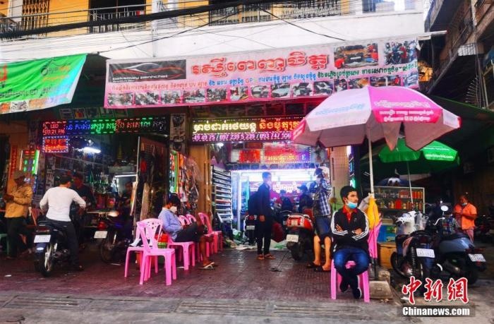 圖為金邊市中心的烏亞西市場，不少店鋪恢復(fù)營業(yè)。 <a target='_blank' href='http://www.chinanews.com/'>中新社</a>記者 歐陽開宇 攝