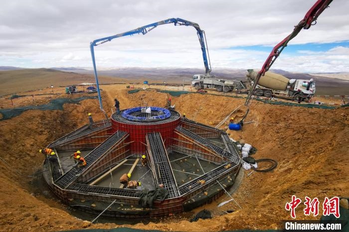資料圖為該風(fēng)電場建設(shè)現(xiàn)場?！≈袊娊瘓F(tuán)成都勘測設(shè)計(jì)研究院有限公司 供圖