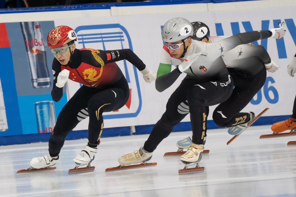 11月20日，中國選手武大靖(左)和匈牙利選手劉少林在比賽中。劉少林奪得冠軍，武大靖獲得第四名。新華社發(fā)(弗爾季·奧蒂洛 攝)