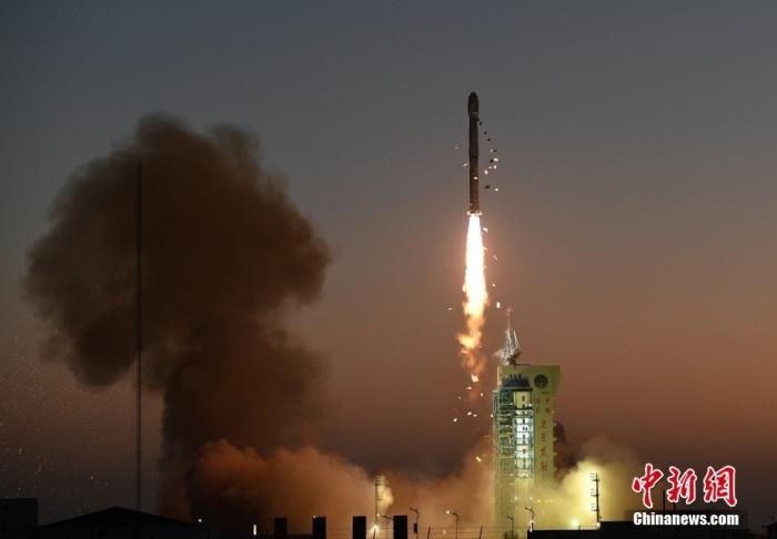 11月23日7時(shí)45分，中國在酒泉衛(wèi)星發(fā)射中心用長征四號丙運(yùn)載火箭，成功將高分三號02星發(fā)射升空。<a target='_blank' href='/'>中新社</a>發(fā) 汪江波 攝 　
