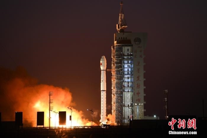 11月23日7時(shí)45分，中國在酒泉衛(wèi)星發(fā)射中心用長征四號丙運(yùn)載火箭，成功將高分三號02星發(fā)射升空。 <a target='_blank' href='/'>中新社</a>發(fā) 汪江波 攝 　
