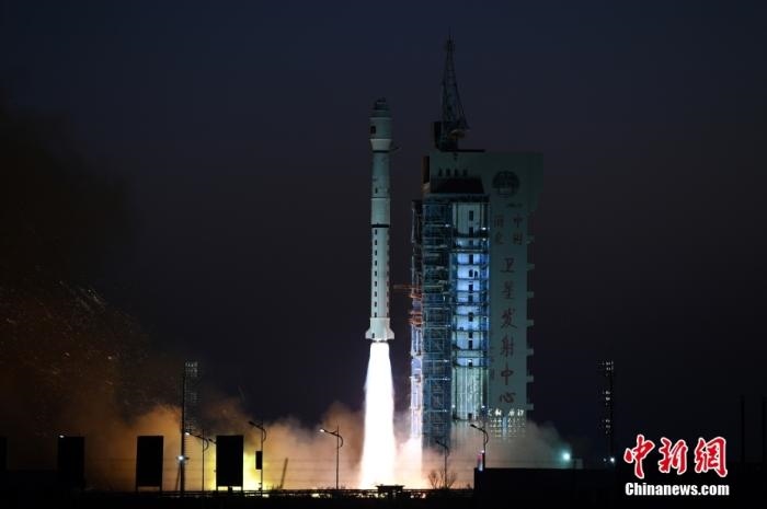 11月23日7時(shí)45分，中國在酒泉衛(wèi)星發(fā)射中心用長征四號丙運(yùn)載火箭，成功將高分三號02星發(fā)射升空。 <a target='_blank' href='/'>中新社</a>發(fā) 汪江波 攝