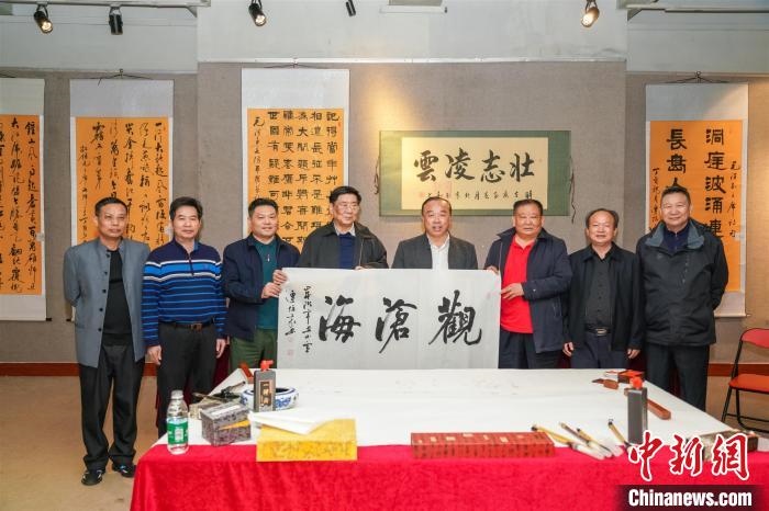 圖為百名將軍書畫展活動(dòng)現(xiàn)場(chǎng)?！∷涡憬?攝 攝