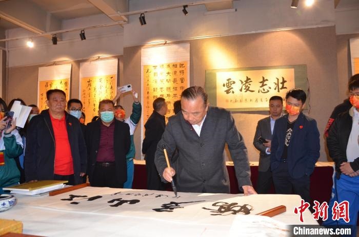 圖為“鐵軍老戰(zhàn)士”、著名書法家、解放軍報(bào)原副總編輯連俊義少將現(xiàn)場(chǎng)揮毫?！☆佇玛?攝 攝
