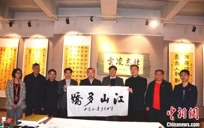 圖為百名將軍書畫展活動(dòng)現(xiàn)場(chǎng)?！☆佇玛?攝 攝