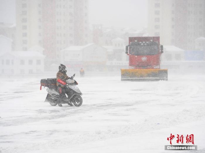 資料圖：市民冒雪出行。 <a target='_blank' href='/'>中新社</a>記者 張瑤 攝