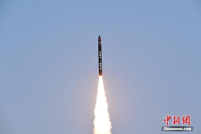 北京時間2021年12月7日12時12分，谷神星一號遙二運載火箭在中國酒泉衛(wèi)星發(fā)射中心成功發(fā)射升空，將搭載的天津大學(xué)一號、麗澤一號、寶醞號、金紫荊五號、金紫荊一號03星等5顆小衛(wèi)星順利送入預(yù)定軌道，發(fā)射任務(wù)獲得圓滿成功。汪江波 攝