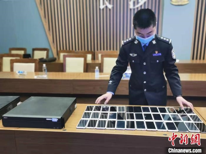民警展示作案工具?！￠L(zhǎng)沙市公安局供圖