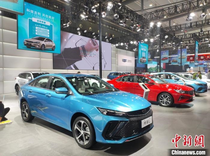 長沙國際車展上展出的汽車?！√菩∏?攝