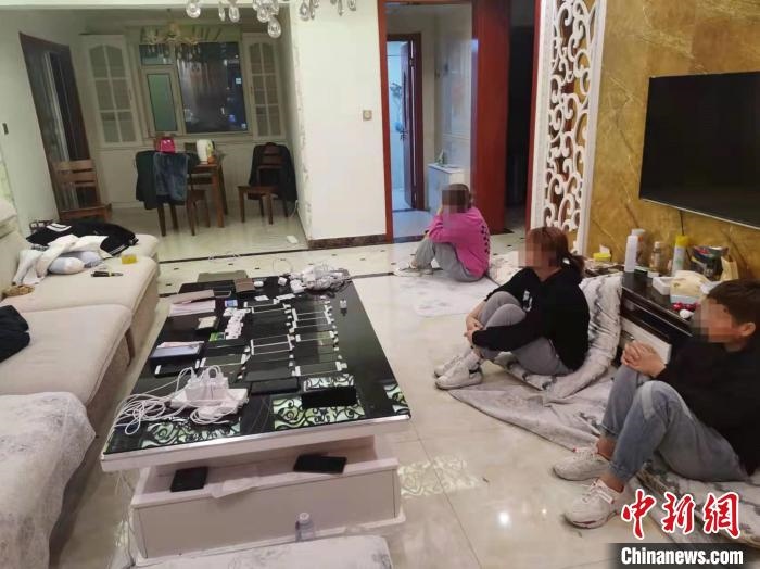 資料圖為果洛藏族自治州公安民警抓獲的犯罪嫌疑人?！‖斍呖h公安局供圖