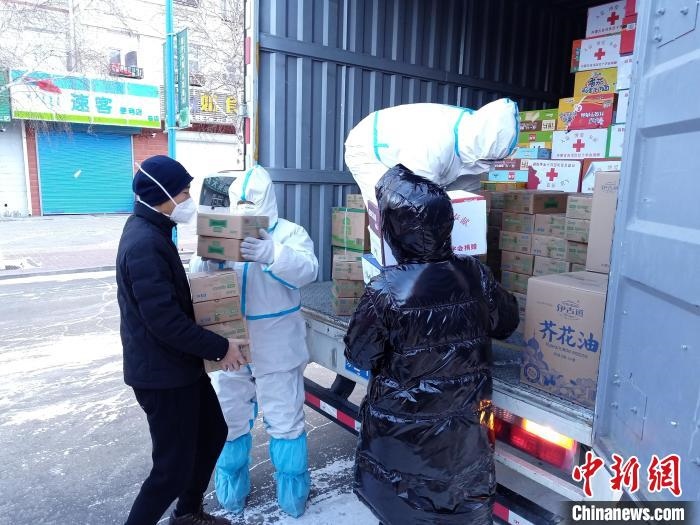 圖為滿洲里物資保障巡回補給車隊配貨現(xiàn)場?！∏靥饌?攝