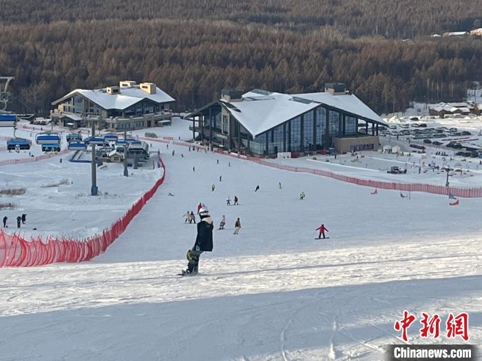 在吉林白山體驗(yàn)滑雪的游客眾多?！⊙潡?攝