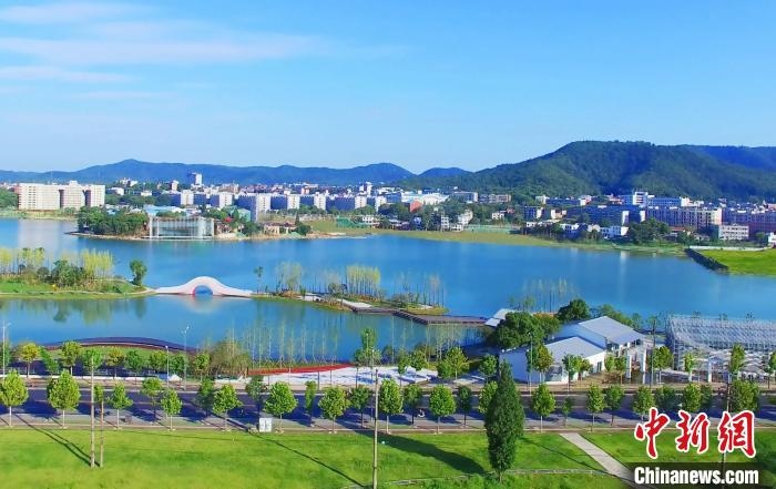 后湖藝術(shù)園?！√菩∏?攝