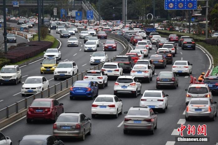 成都市劍南大道的早高峰，車輛排隊入城。張浪 攝