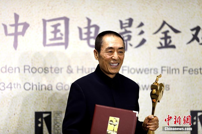 12月30日晚，第34屆中國電影金雞獎(jiǎng)?lì)C獎(jiǎng)典禮在福建省廈門市舉行。張藝謀以執(zhí)導(dǎo)《懸崖之上》榮膺最佳導(dǎo)演獎(jiǎng)。 <a target='_blank' href='/'>中新社</a>記者 呂明 攝