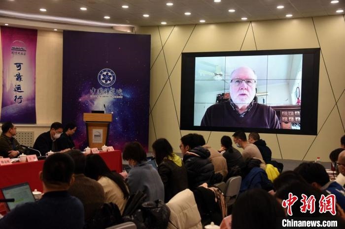 美國伊利諾伊大學教授理查德？克魯切爾通過視頻點評FAST測量星際磁場最新研究成果?！?lt;a target='_blank' href='/'>中新社</a>記者 孫自法 攝
