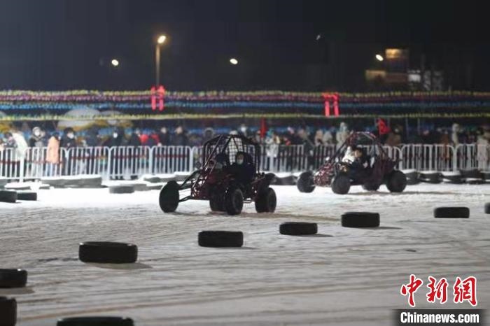 來吧，一起體驗(yàn)雪地越野車的刺激吧?！∮诤Ｑ?攝