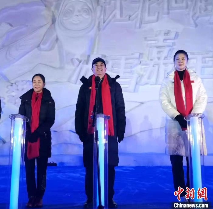 前女排國(guó)家隊(duì)隊(duì)長(zhǎng)奧運(yùn)冠軍惠若琪(右一)，中國(guó)女子田徑競(jìng)走奧運(yùn)冠軍王麗萍(左一)助陣當(dāng)晚活動(dòng)?！≮w桂華 攝