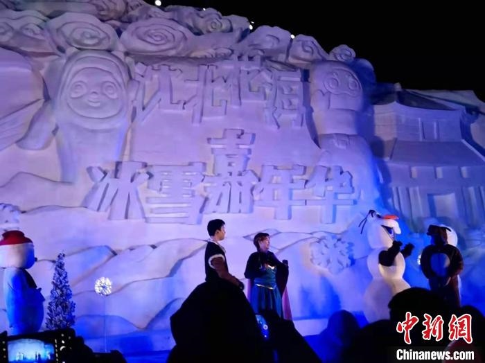 活動(dòng)現(xiàn)場(chǎng)表演的《冰雪奇緣》很受歡迎?！≮w桂華 攝