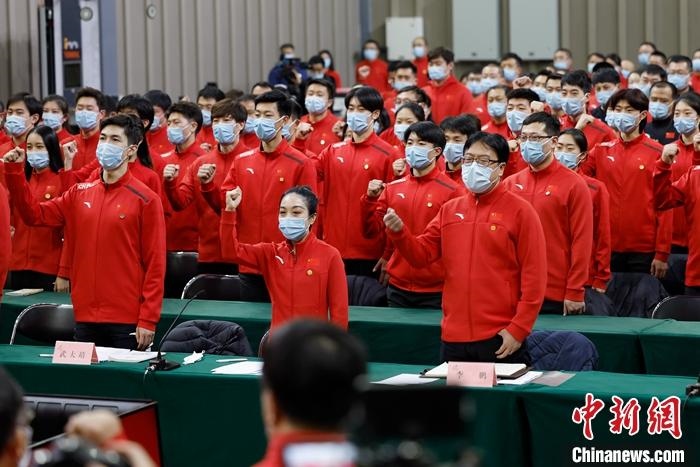 1月5日晚，全力沖刺北京冬奧學(xué)習(xí)座談會(huì)在北京舉行，座談會(huì)后，中國(guó)冰雪國(guó)家集訓(xùn)隊(duì)全體成員起立，齊聲高呼：“中國(guó)冰雪，加油！加油！加油！” <a target='_blank' href='/'>中新社</a>記者 富田 攝
