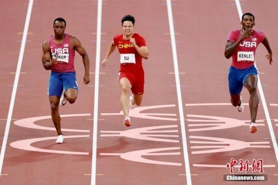 資料圖：北京時間8月1日晚，在東京奧運(yùn)會男子百米決賽中，中國選手蘇炳添以9.98秒的成績獲得第六名，作為首位闖進(jìn)奧運(yùn)男子百米決賽的中國人，他再次創(chuàng)造了歷史。圖為蘇炳添在比賽中。<a target='_blank' href='/'>中新社</a>記者 富田 攝