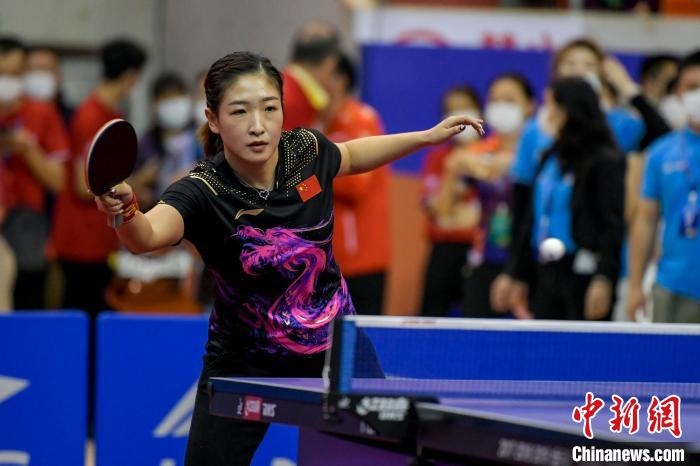 劉詩雯在2021年全國乒乓球“業(yè)余球王”總決賽中與選手互動交流球技。　駱云飛 攝