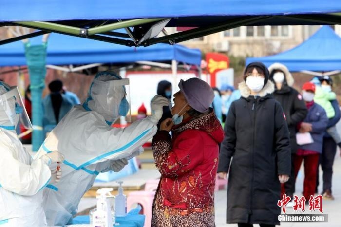 資料圖：1月9日，天津市南開大學(xué)西南村，社區(qū)組織市民進(jìn)行核酸檢測(cè)。 <a target='_blank' href='/'>中新社</a>記者 張道正 攝