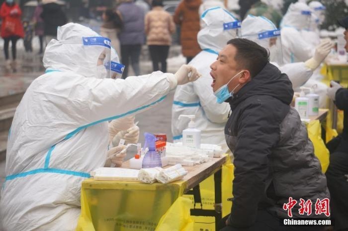 資料圖：圖為鄭州市民接受核酸檢測(cè)。 <a target='_blank' href='/'>中新社</a>記者 韓章云 攝