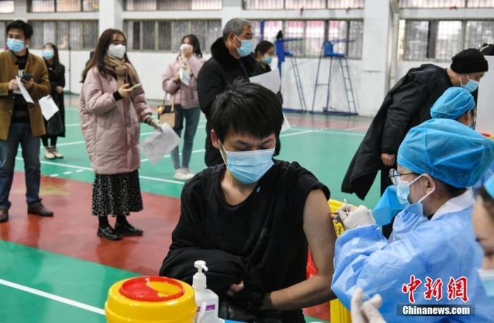 資料圖：安徽農業(yè)大學學生在校園新冠疫苗接種點接種疫苗。 <a target='_blank' href='/'>中新社</a>記者 韓蘇原 攝