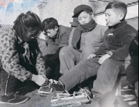 上世紀(jì)50年代，孩子們在穿木板冰鞋。(圖源：北京日報(bào))